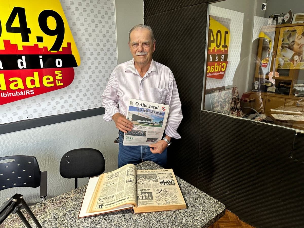 Waldir Rebelatto reuniu grande parte das 2500 edições do Jornal O Alto Jacuí em livros encadernados