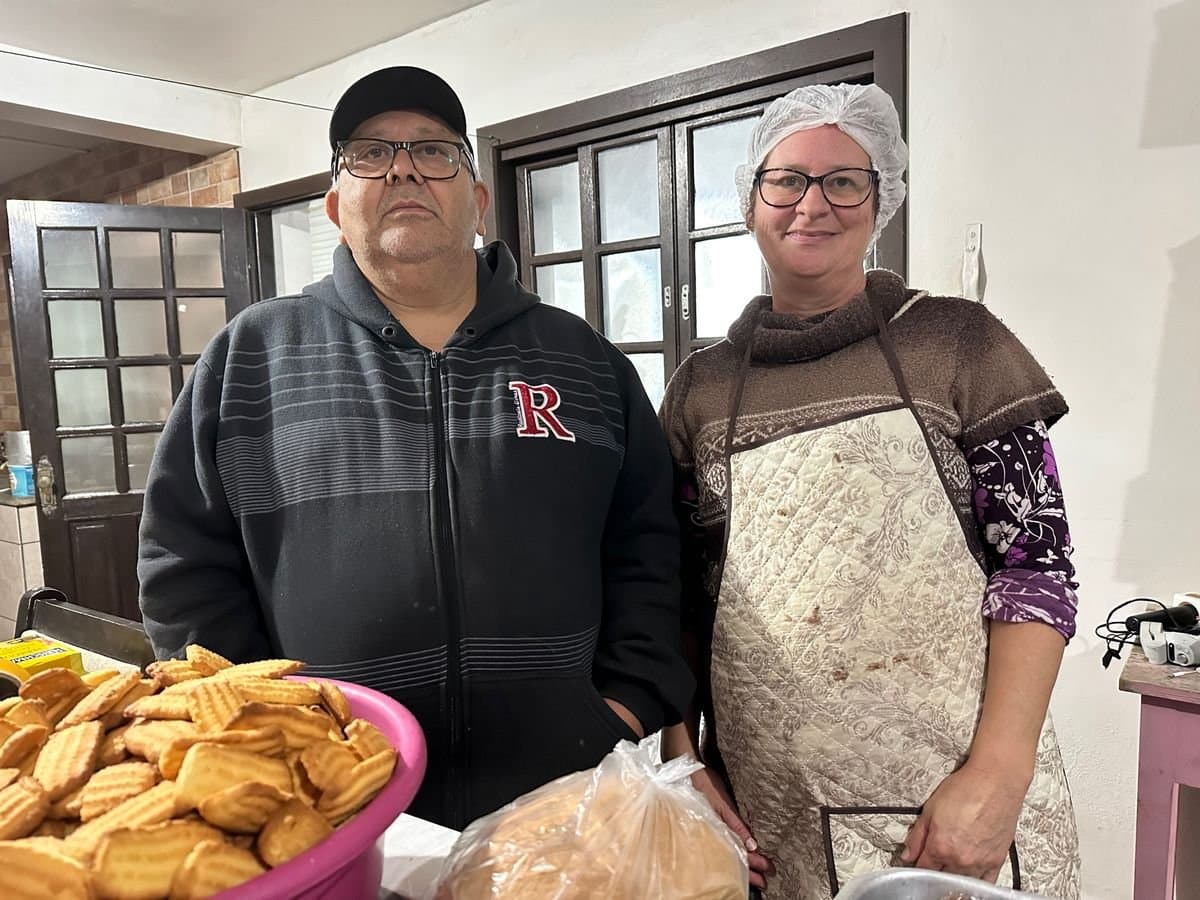 Família Camargo monta pequena indústria para produzir bolachas caseiras em Ibirubá