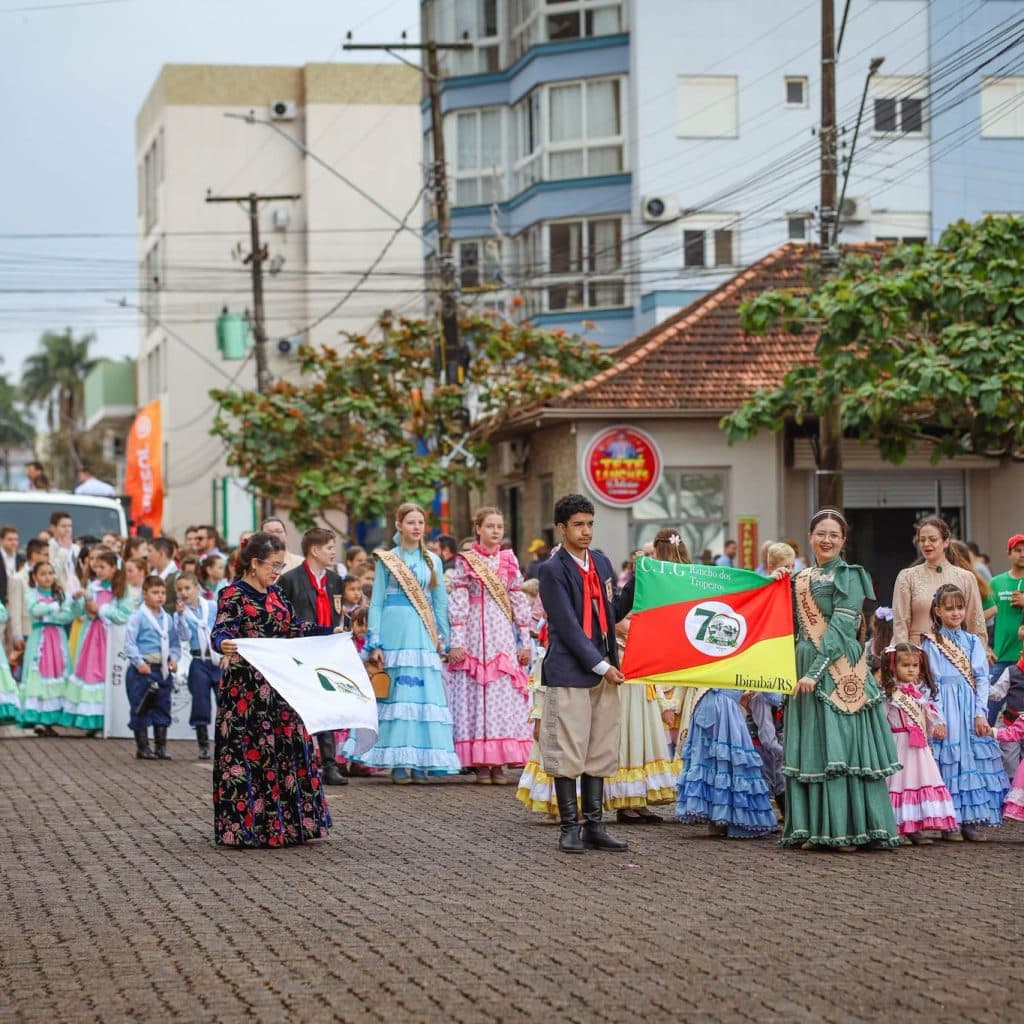 Desfile Farroupilha reuniu 99 cavalarianos e centenas de pessoas nas ruas de Ibirubá