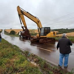 Agricultor realiza por conta própria limpeza da sarjeta da ERS-223 entre Ibirubá e Cruz Alta